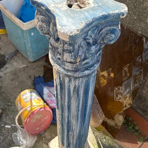 Lote siguiente: Pedestal Antiguo Azul con Detalles Clásicos
