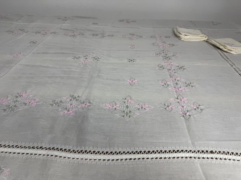 Mantel antiguo bordado con seis servilletas - imagen 3