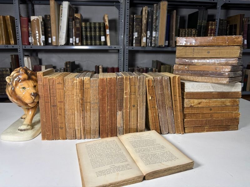 Gran lote de libros antiguos y teatro en francés - imagen 4