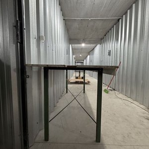 Mesa de Trabajo Grande con Tapa Blanca y Estructura Metálica - imagen 3