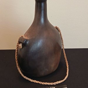Botella Decorativa Estilo Cantimplora de Peregrino con Correa y Grabado - imagen 3