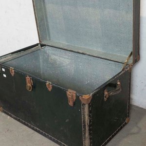 Baúl Antiguo de Viaje Verde con Herrajes Oxidados y Detalles Interiores - imagen 2