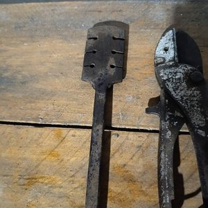Lote de Herramientas Usadas: Inyector de Grasa, Llave, Pinza y Triscador - imagen 2