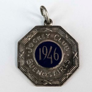 Lote siguiente: Medalla Jockey Club Buenos Aires 1946 Juan Belloco Cobre Plateado Esmalte