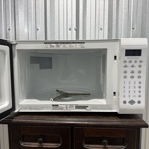 Microondas Kenmore Blanco con Pantalla Digital y Función "Quick Touch Sensor" - imagen 4