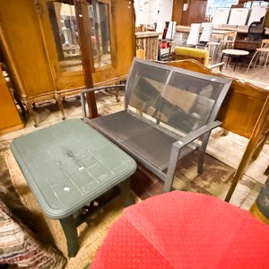 Sillón de exterior gris con mesa auxiliar verde y detalles de mobiliario - imagen 2