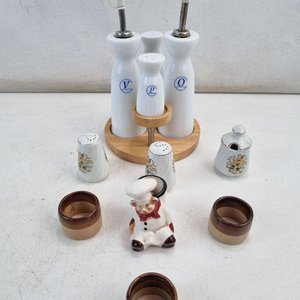 Lote anterior: Juego de Mesa con Aceitera, Vinagrera, Salero, Pimentero, Figura de Chef y Servilleteros