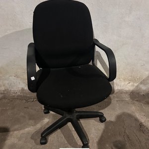 Silla de Oficina Negra Giratoria con Brazos - imagen 2