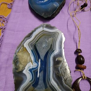 Lote Variado: Collares, Prendedores, Cuadros y Ceniceros de Piedra Natural - imagen 2
