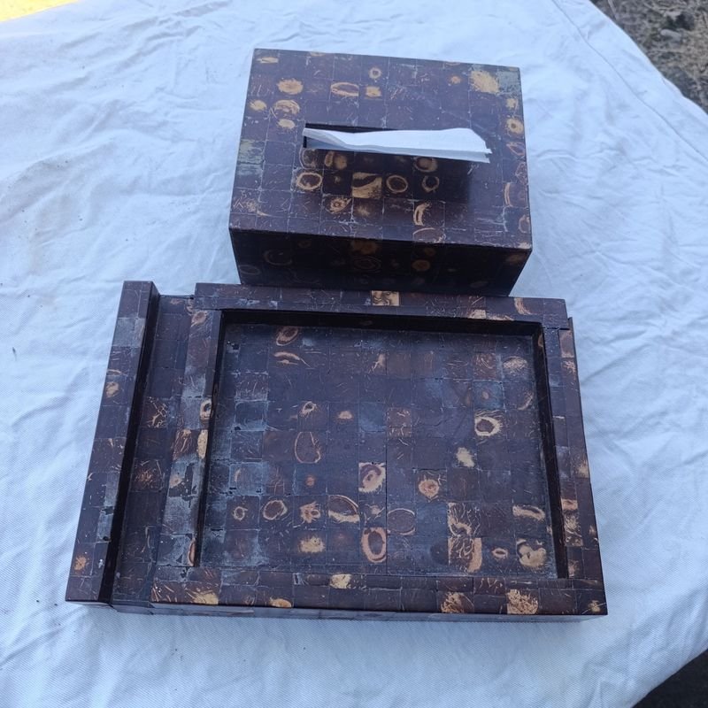 Lote siguiente: Set de bandejas en madera con revestimiento tipo mosaico