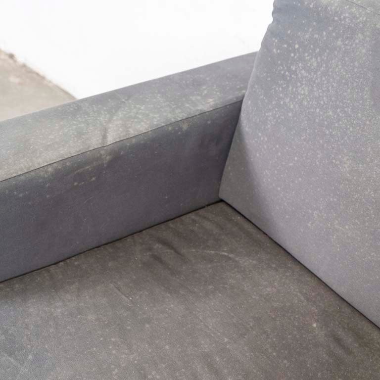 Sillón tapizado en tela con manchas y humedad - imagen 3