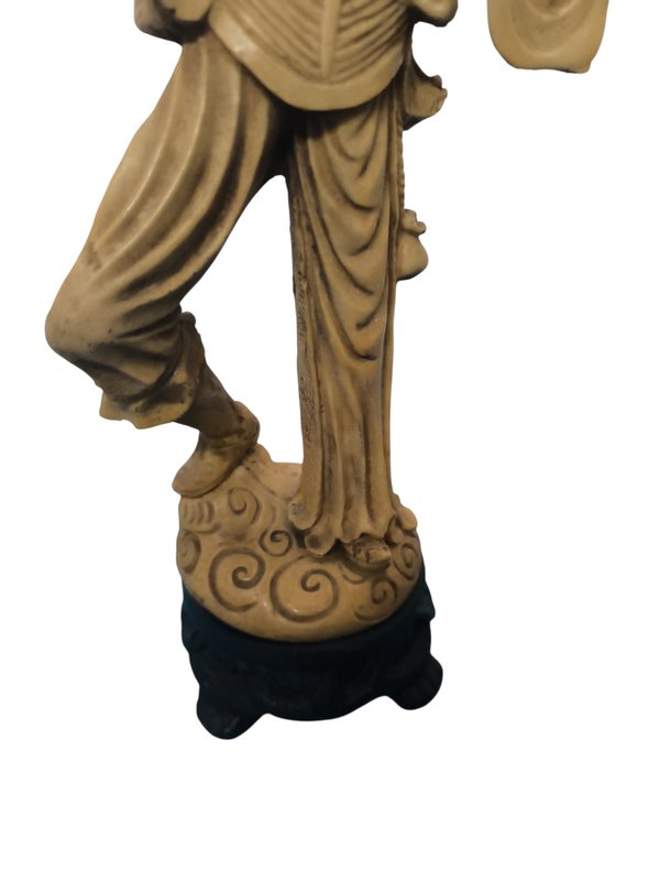 Figurita de guerrero oriental de resina con sello - imagen 5