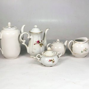 Conjunto de 5 Piezas de Porcelana: Lechera, Azucarero y Teteras - imagen 2