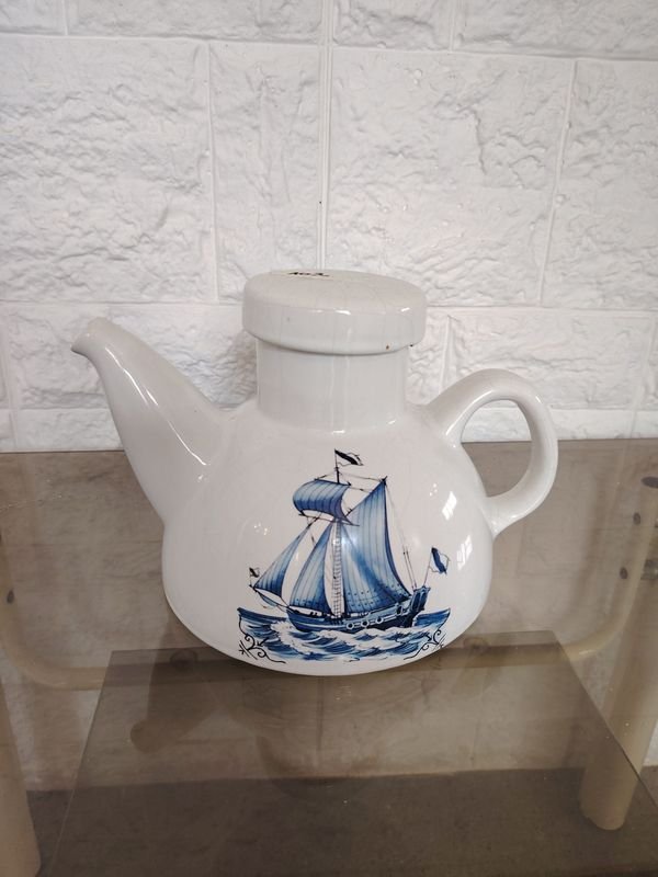 Tetera de Cerámica Blanca con Diseño de Barco a Vela