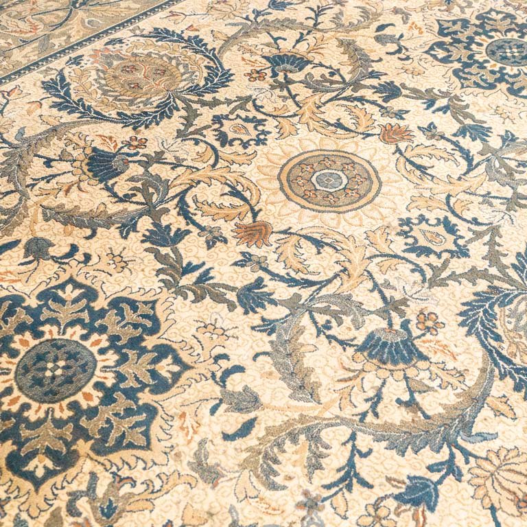 Alfombra acrílica con diseños florales y detalles - imagen 3
