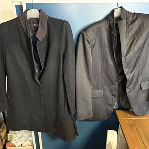 Lote siguiente: Dos Sacos Negros de Caballero de Distintas Telas