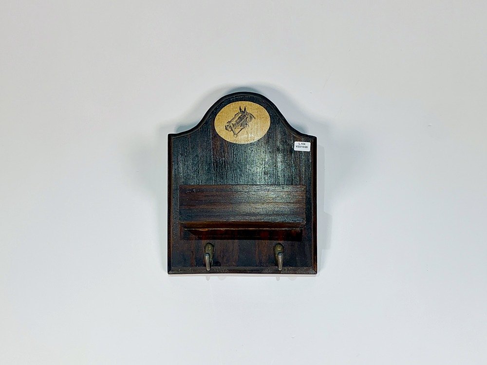 Repisa de Madera con Perchas y Decoración de Cabeza de Caballo