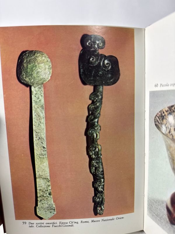 Colección de libros en rojo con temas históricos y artísticos - imagen 5