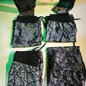 Conjunto de 5 Calzas y Jogging de Lycra con Estampado Batik - imagen 3