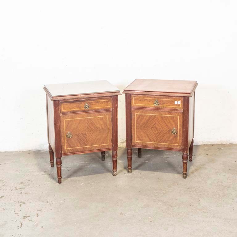 Lote anterior: Mesitas de luz inglesas con cajón y puerta, en buen estado
