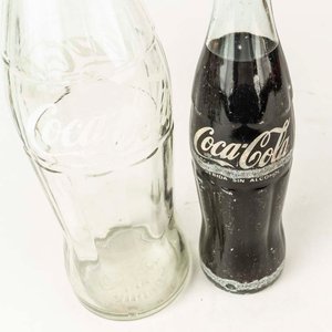 Dos Botellas Coca Cola Vintage: 285cc Sin Abrir y 1 Litro Década del 60 - imagen 2