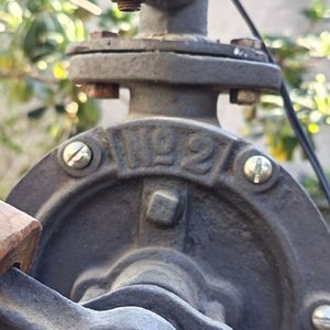 Lámpara de mesa artesanal de estilo rústico La base está compuesta por un robusto medio tronco de madera noble con su corteza natural texturizada, sobre el cual se monta el cuerpo principal de una antigua bomba de agua manual giratorio de hierro fundido No. 2 Allwilen Original Pumpe. Incorpora detalles de fontanería vintage como cañerías de hierro y una canilla de bronce decorativo en el eje. En Muy bueno estado de Conservación. Medidas Sin pantalla: Alto 72 cm - Base Largo 33 cm - imagen 8