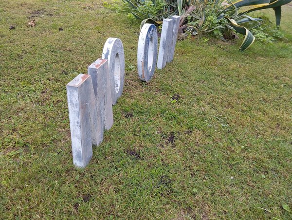 Cuatro letras corpóreas de chapa, ideales para eventos o adornos vintage - imagen 4