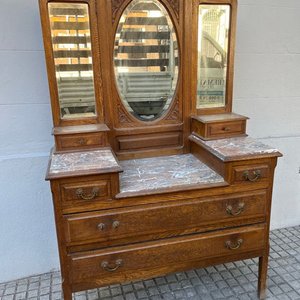 Lote anterior: Tocador Antiguo de Roble con 3 Espejos y Tapa de Mármol