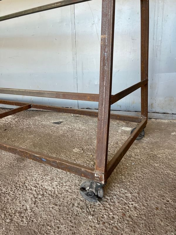 Rack de metal para rollos de telas y manteles - imagen 3