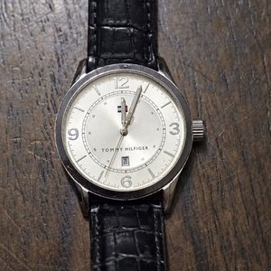 Reloj Tommy Hilfiger Acero Inoxidable Esfera Plateada Correa Cuero Negro - imagen 3