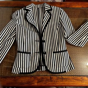 Lote siguiente: Blazer Rayado Blanco y Negro Talle S