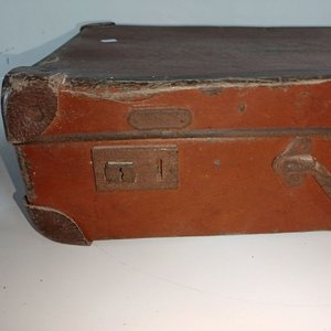 Valija Antigua Marrón de Cuero con Herrajes Metálicos - imagen 2