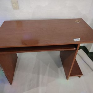 Escritorio de Madera Oscura con Bandeja para Teclado - imagen 7