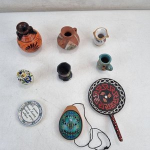 L 037 - Varias Piezas - Lote de pequeñas piezas de ceramica y barro con diseños artesanales, ideal para decoracion (El lote incluye una olla con asas, un - imagen 3