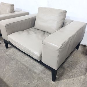 Sillones de Estilo Contemporáneo en Cuero Gris con Base de Madera Maciza - imagen 2