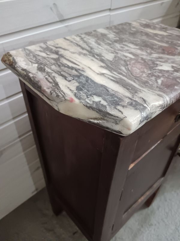 Mesa de luz antigua con mármol: Un diseño clásico para cualquier habitación - imagen 2
