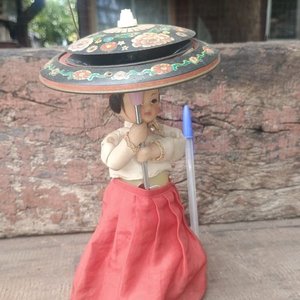 Muñeca de Hojalata a Pila con Paraguas Decorado - Años 70 - imagen 5
