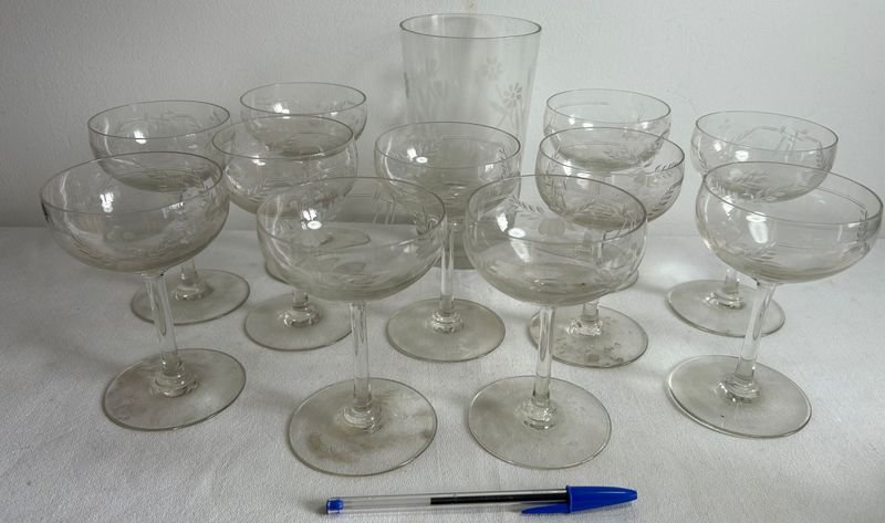 Juego de 12 Copas de Cristal Tallado y Florero