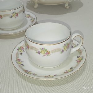 Lote de Porcelana Variada: Teteras, Azucarero, Jarrita, Fuente y Tazas con Platos - imagen 3