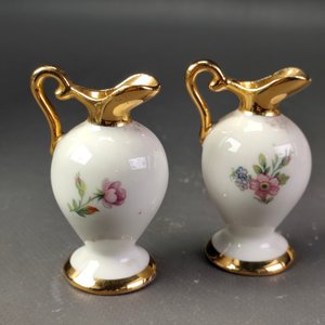 Lote de 5 Piezas de Porcelana Fina: Jarritas Limoges, Florerito Alemán, Calderita y Figura Schmidt - imagen 8