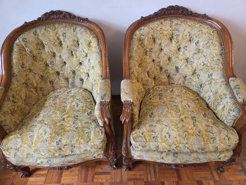 Sillones Luis XV con respaldo capitoneado y estructura en madera esculturada - imagen 5