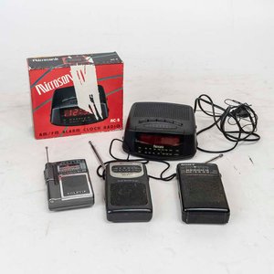 Lote siguiente: Lote de 4 Radios Portátiles y Despertador Digital