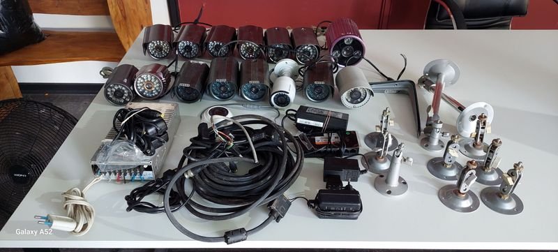 Gran lote de cámaras de seguridad y cables