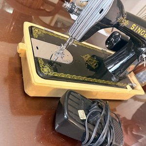 Máquina de Coser Singer Antigua con Pedal y Accesorios - imagen 4