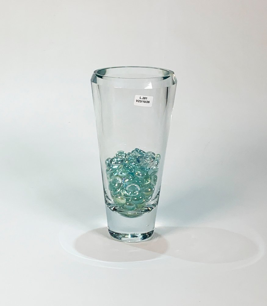 Florero Cónico de Cristal con Almendras de Vidrio Decorativas