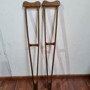 Lote siguiente: Par de Muletas Antiguas de Madera Lustrada con Apoyos y Punteras de Goma