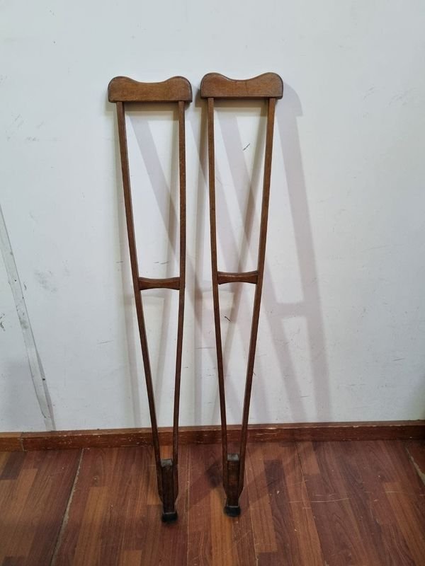Par de Muletas Antiguas de Madera Lustrada con Apoyos y Punteras de Goma