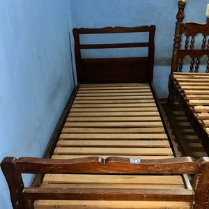 Lote siguiente: Cama de 1 Plaza Estilo Clásico en Madera Oscura
