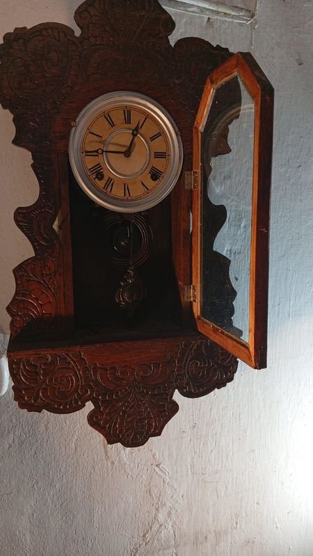 Reloj de Pared Americano con Caja de Roble Tallada y Péndulo