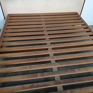 Cama de 2 Plazas en Cedro con Detalles Decorativos - imagen 4